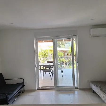 Beachfront Bacic Direct Sea Access & Private Parking *