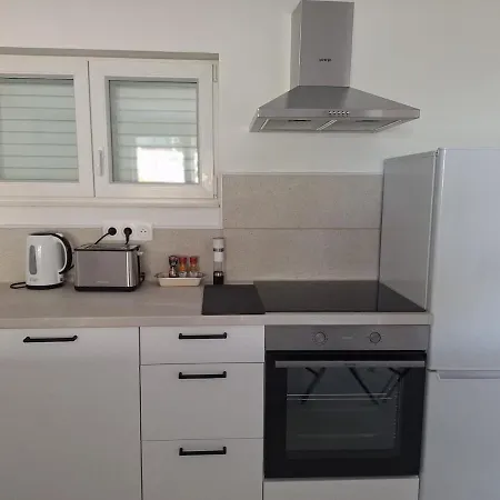 Beachfront Bacic Direct Sea Access & Private Parking דירה