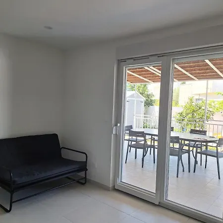 דירה Beachfront Bacic Direct Sea Access & Private Parking