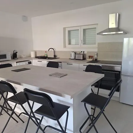 Beachfront Bacic Direct Sea Access & Private Parking דירה
