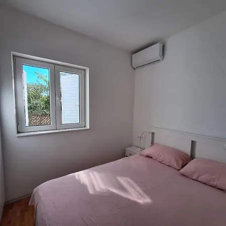 Beachfront Bacic Direct Sea Access & Private Parking דירה *