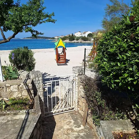 דירה Beachfront Bacic Direct Sea Access & Private Parking *